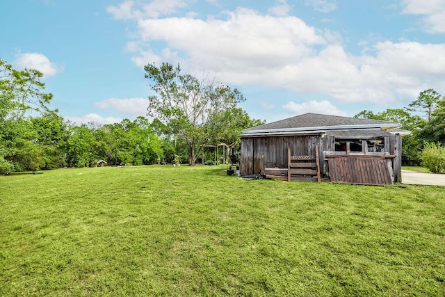 view of yard with an outdoor structure