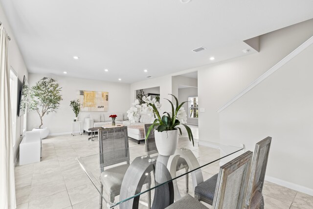 kitchen featuring tasteful backsplash, visible vents, a peninsula, stainless steel appliances, and a sink