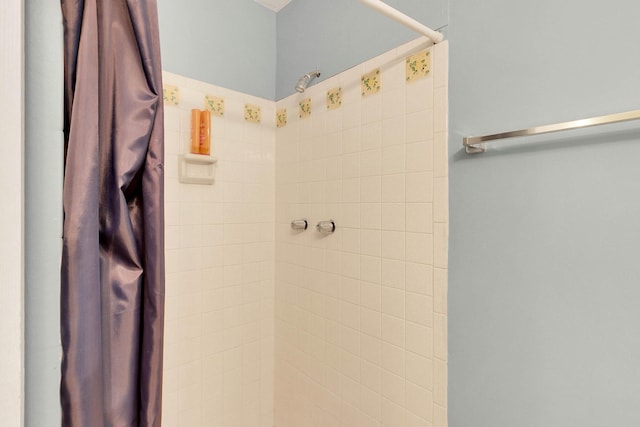 full bathroom featuring tiled shower