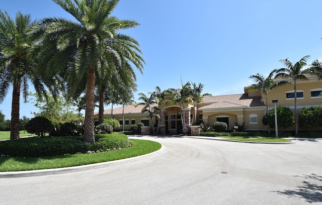 view of front facade featuring driveway