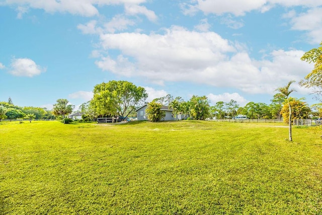 view of yard featuring a rural view