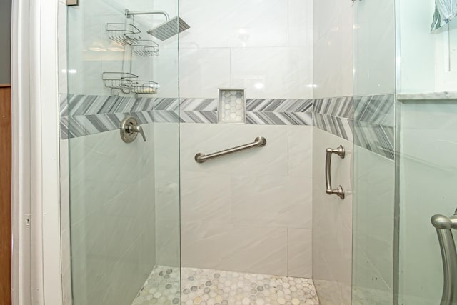 full bathroom featuring a tile shower