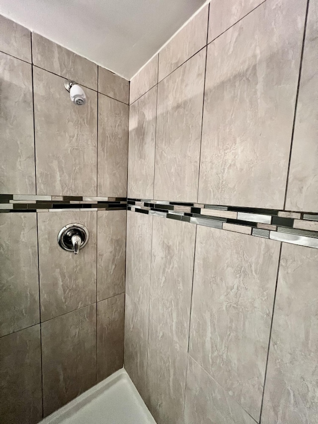 bathroom featuring tiled shower