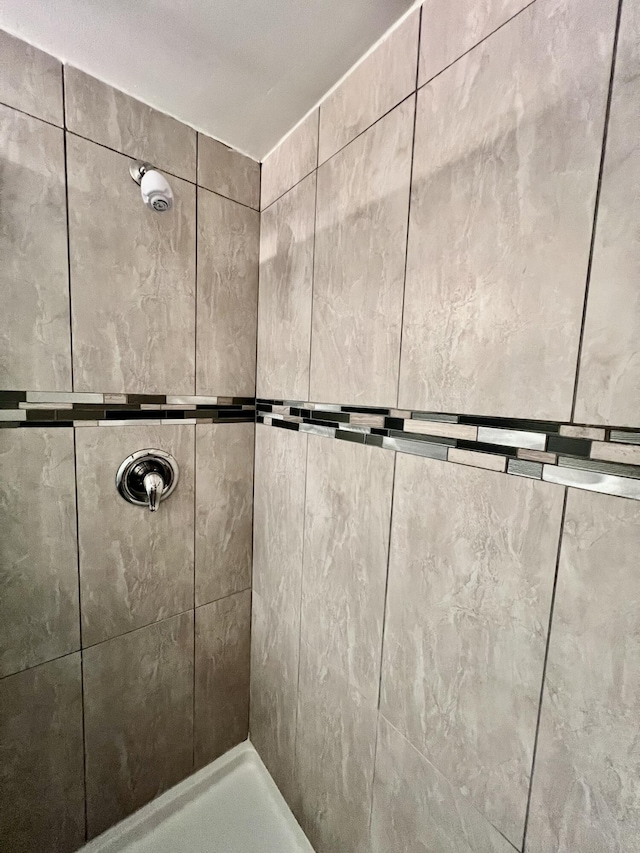 2014 Cambridge A, Deerfield Beach, FL 33442 - bathroom featuring tiled shower