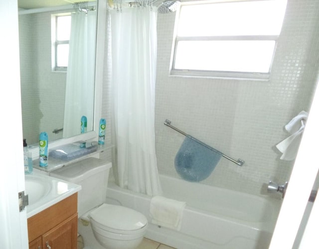 465 Saxony J, Delray Beach, FL 33446 - full bath featuring a healthy amount of sunlight, toilet, shower / tub combo with curtain, and vanity