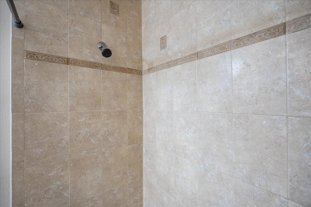 details featuring tiled shower