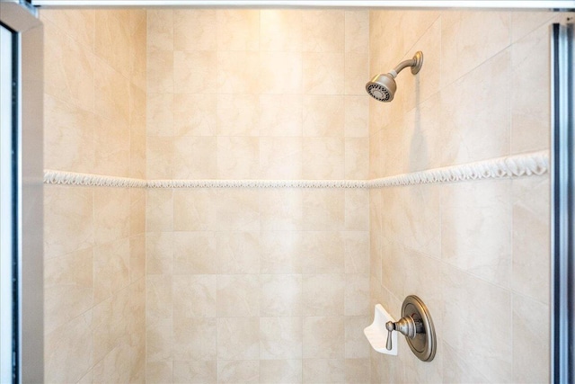 room details featuring a tile shower