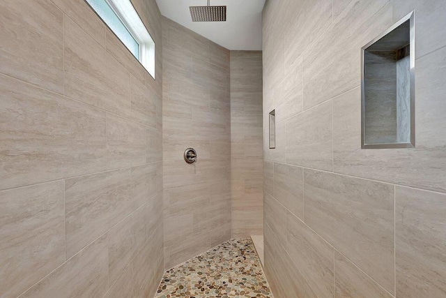 bathroom featuring a tile shower