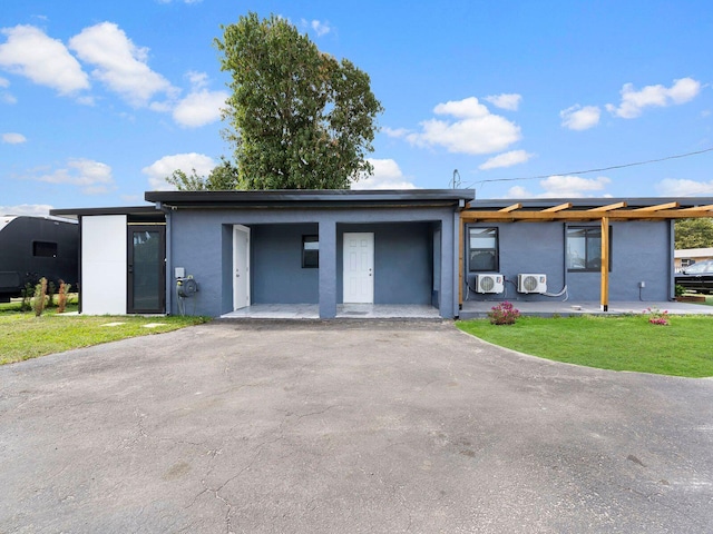 view of front facade with a front yard and stucco siding