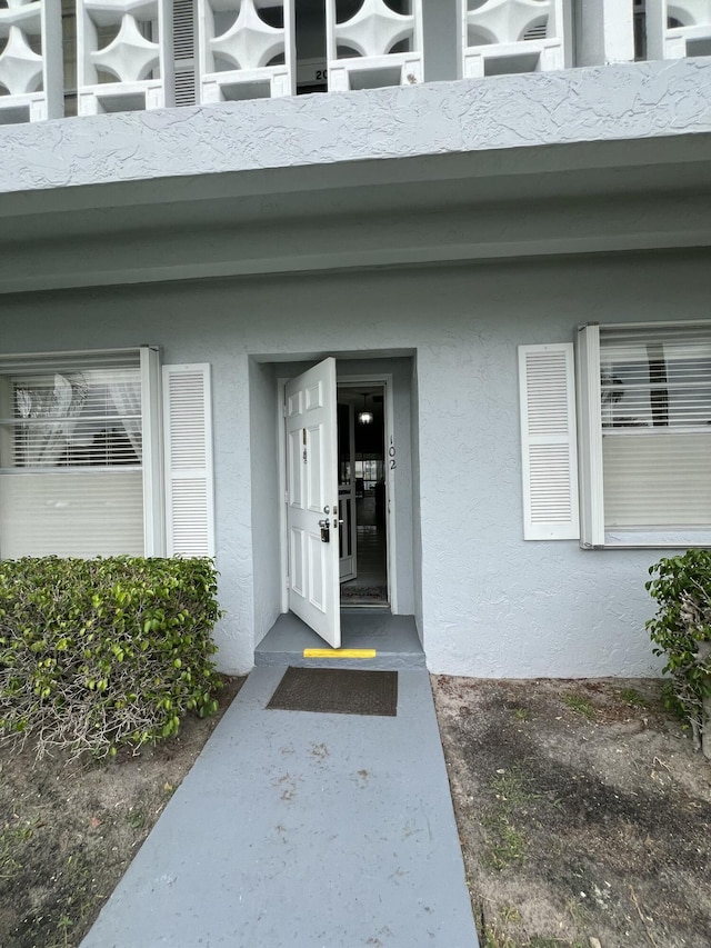 entrance to property with stucco siding