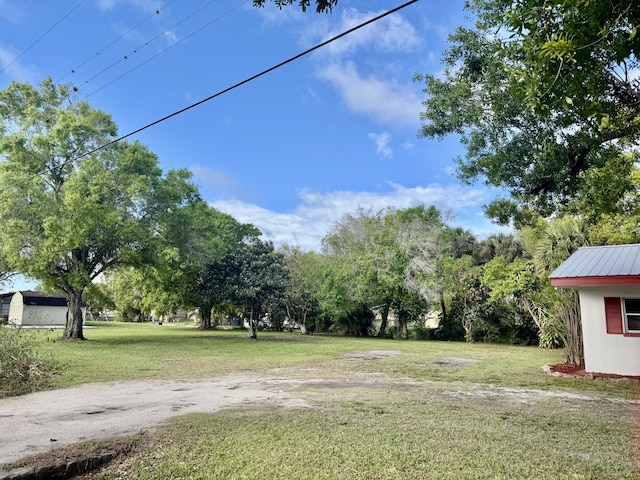 view of yard with an outdoor structure