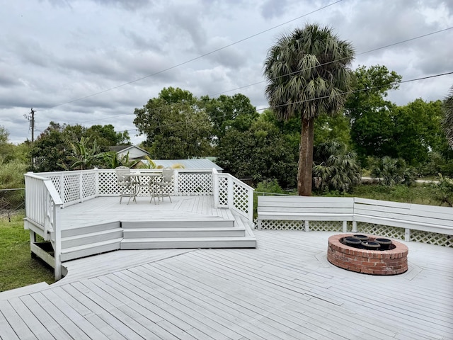 2532 NW 33rd Ave, Okeechobee, FL 34972 - wooden terrace with a fire pit