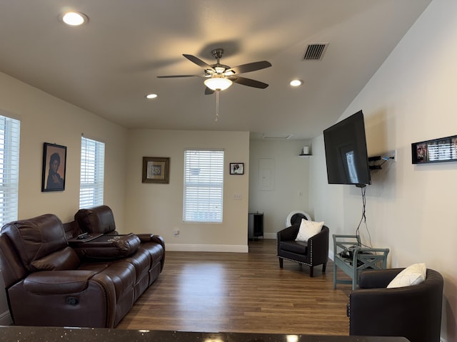 2532 NW 33rd Ave, Okeechobee, FL 34972 - living area with visible vents, recessed lighting, a ceiling fan, dark wood-style floors, and baseboards