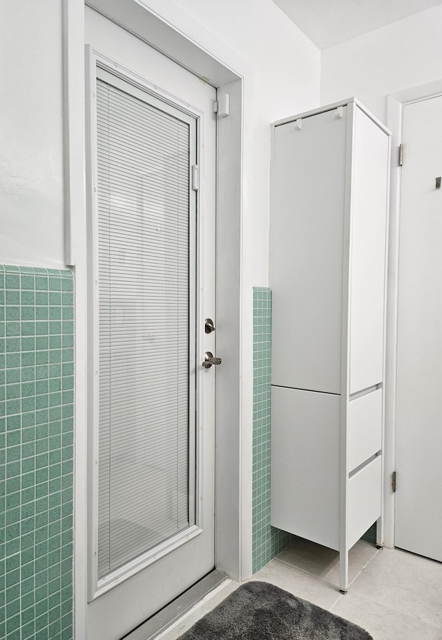 bathroom featuring tile walls