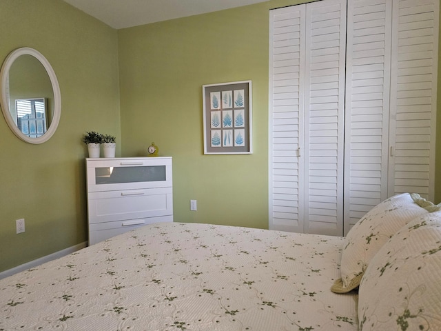 unfurnished bedroom with baseboards and a closet