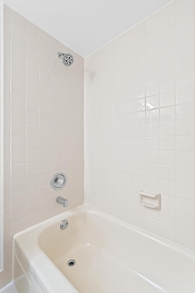 full bath with bathtub / shower combination