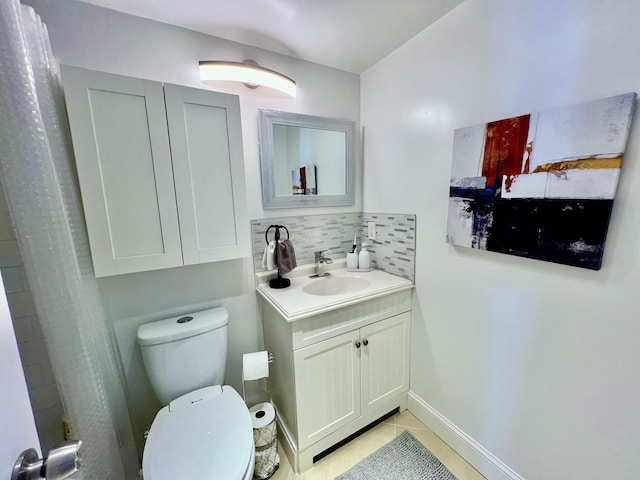 172 Tilford I, Deerfield Beach, FL 33442 - bathroom with toilet, curtained shower, backsplash, baseboards, and vanity