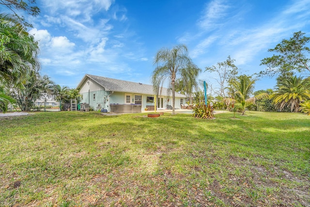 view of yard with a hot tub