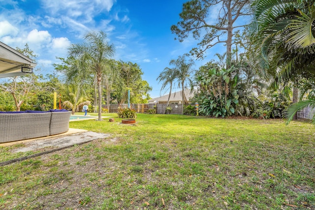 view of yard featuring a fenced backyard and outdoor lounge area