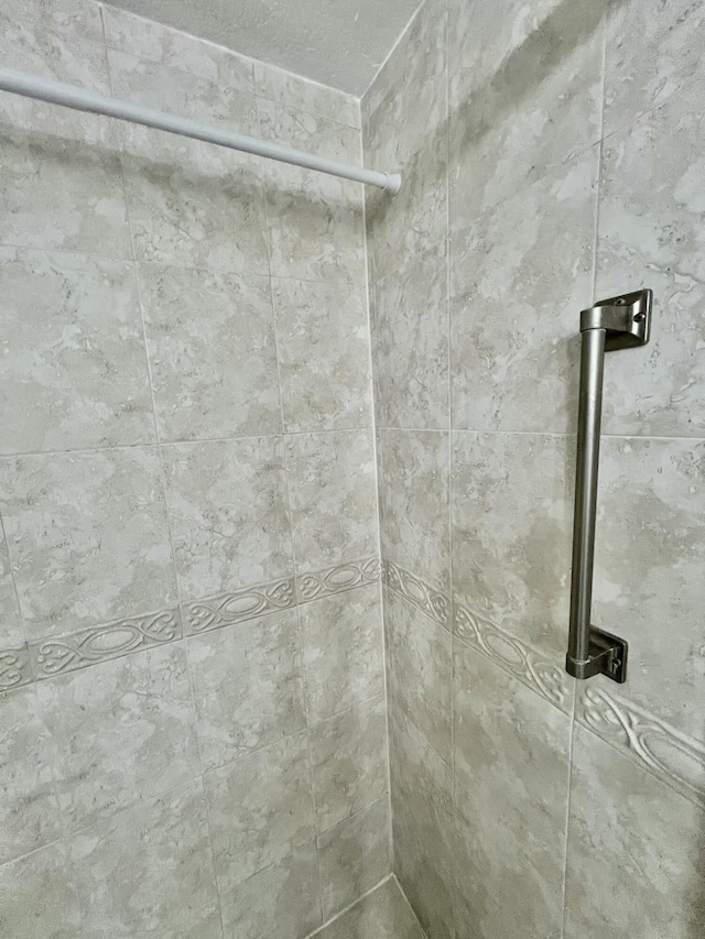 details featuring a tile shower