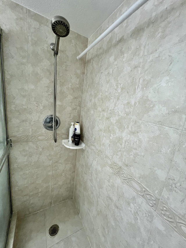 room details featuring a tile shower