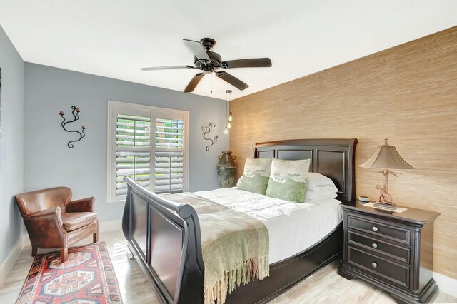 bedroom with ceiling fan and baseboards