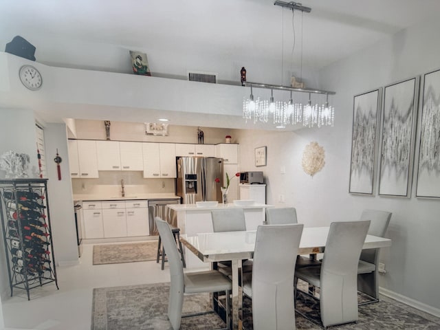 dining area featuring visible vents and baseboards