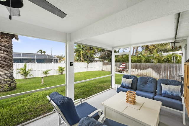 sunroom with ceiling fan