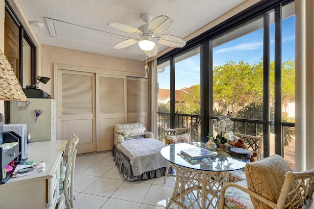 sunroom / solarium featuring a ceiling fan