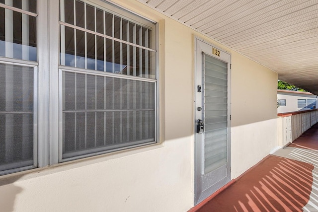 view of exterior entry with stucco siding