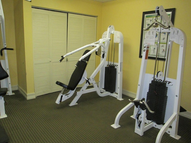 workout area featuring carpet flooring and baseboards