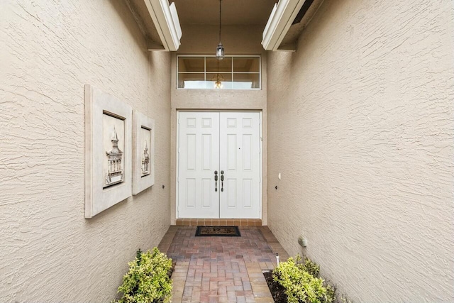 view of exterior entry featuring stucco siding