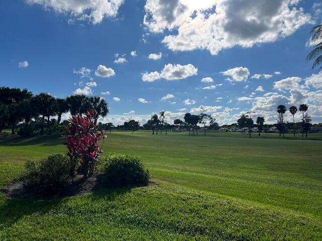 view of property's community featuring a lawn