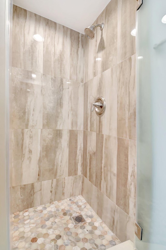 bathroom featuring a tile shower