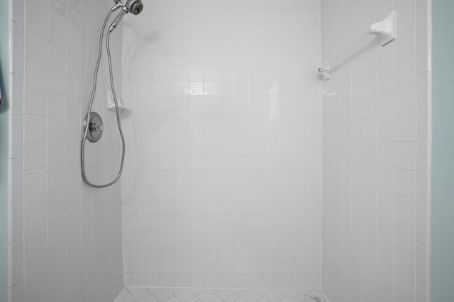 bathroom featuring a tile shower