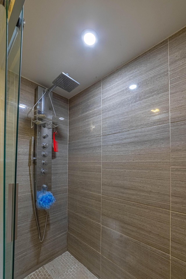 bathroom featuring a tile shower