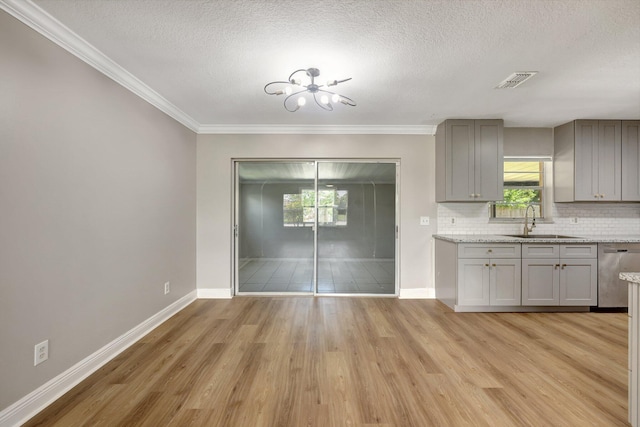 interior space with visible vents, a sink, a textured ceiling, light wood-style floors, and a chandelier