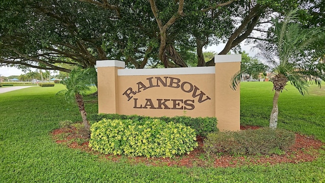 community sign featuring a yard