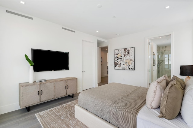 bedroom with light wood-style flooring, visible vents, baseboards, and recessed lighting