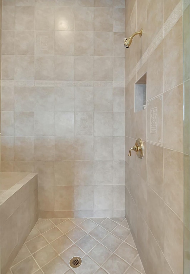 bathroom featuring a tile shower