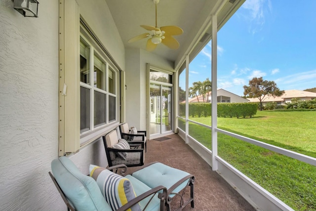 sunroom with ceiling fan