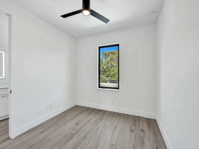 unfurnished room featuring light wood-style flooring, baseboards, and ceiling fan