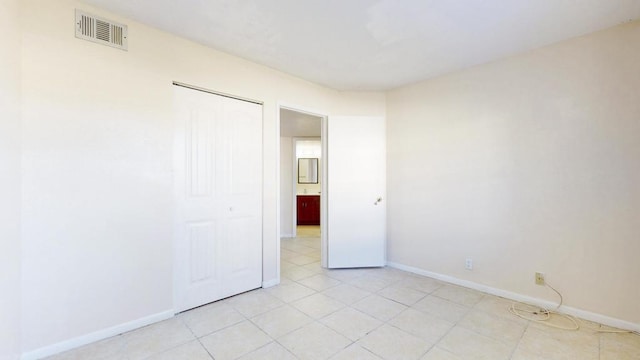 unfurnished room featuring visible vents, baseboards, and light tile patterned floors