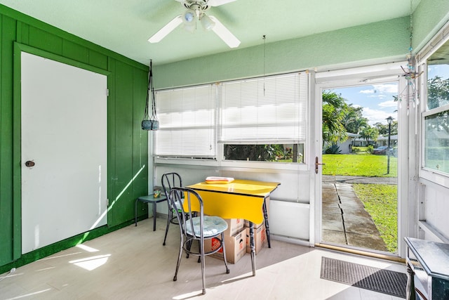 sunroom / solarium with a ceiling fan