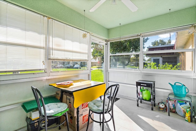 sunroom with ceiling fan