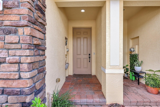 view of exterior entry featuring stucco siding