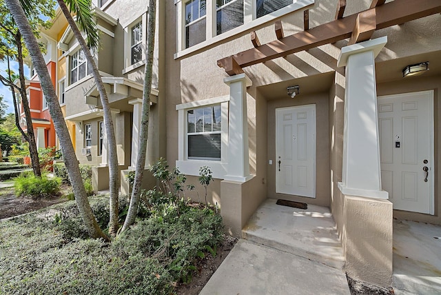 property entrance with stucco siding