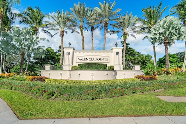 community / neighborhood sign featuring a yard