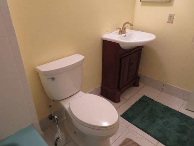 5580 Tamberlane Cir Unit 334, Palm Beach Gardens, FL 33418 - bathroom with toilet, vanity, tile patterned floors, and a bath