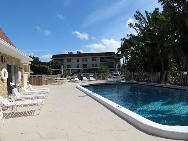 5580 Tamberlane Cir Unit 334, Palm Beach Gardens, FL 33418 - community pool with a patio